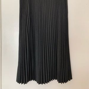 NWT LOFT Malange black deep grey pleated skirt. FALL